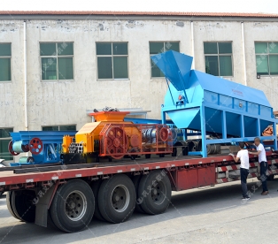 大型雙齒輥破碎機 無軸托輥滾筒篩分機發往上海